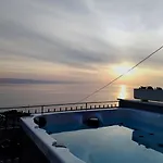 Апартаменты Holliday Alida With Jacuzzi *